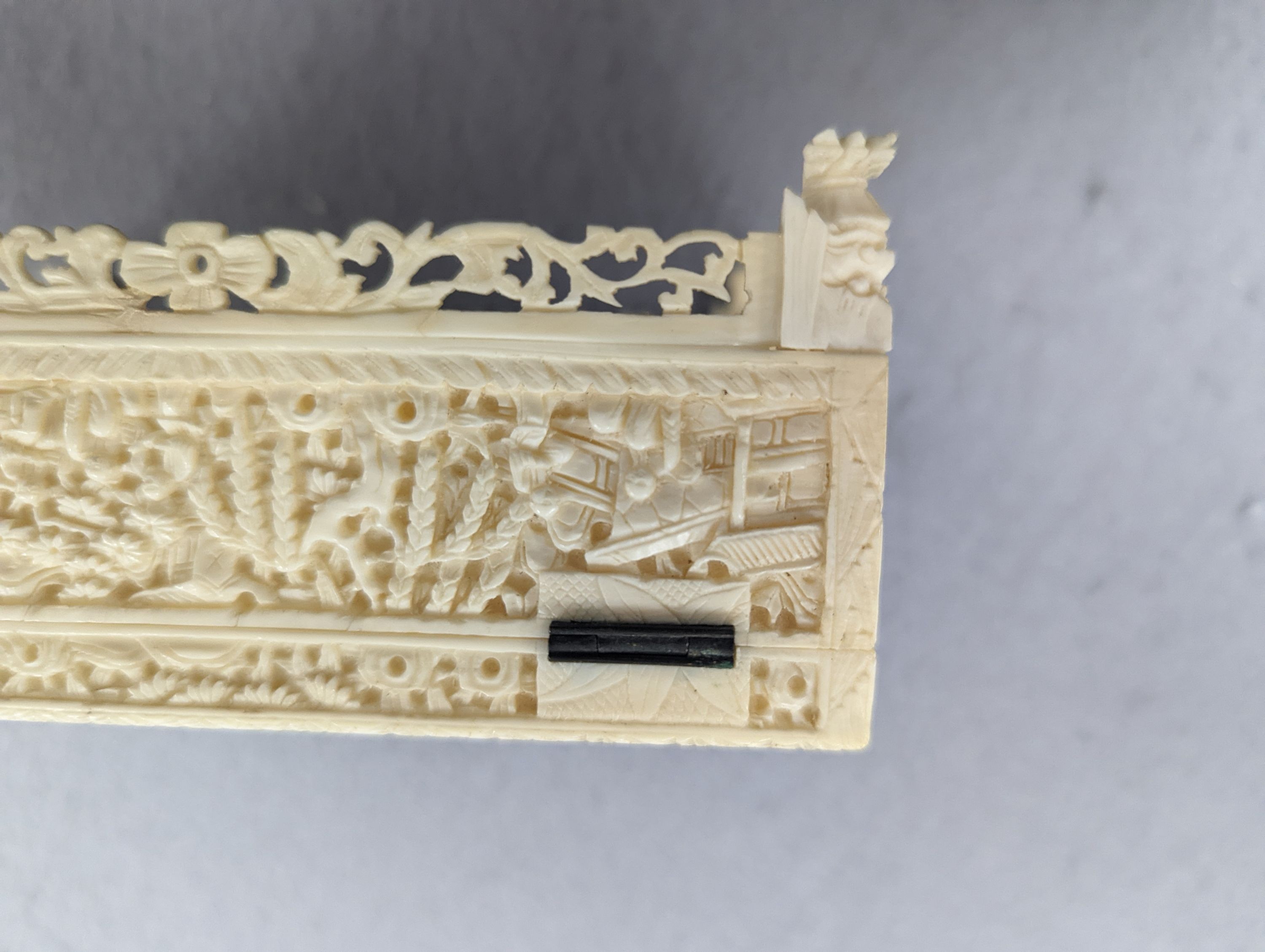 An early 20th century Cantonese carved ivory box, 12cm